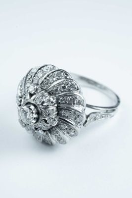 BAGUE en or blanc 750 millièmes, le corps de bague se terminant par de - Photo 1