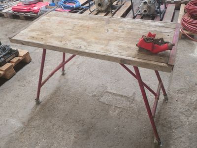 une photo d'une table sur laquelle sont posés des outils, dans un garage