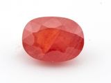 une pierre ovale de couleur rouge rubis sur fond blanc