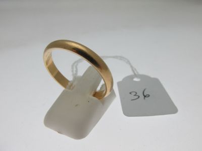 une bague à laquelle est attachée une étiquette de prix