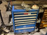 une boîte à outils bleue sur laquelle est posée une batte de baseball