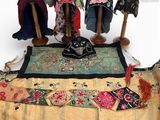 un tas de chapeaux et un tapis posés sur une table