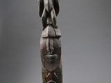 statue d'un homme avec un oiseau sur la tête
