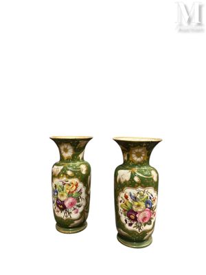 une paire de vases verts ornés de motifs floraux sur fond blanc