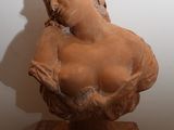 une statue de femme assise sur une table