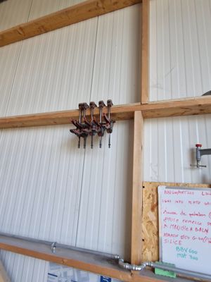 un mur sur lequel sont accrochées plusieurs vis