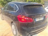 une BMW noire garée sur un parking