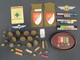 de nombreux objets militaires posés sur une table