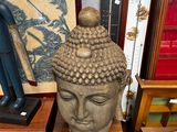 une statue de Bouddha assis sur une table en bois