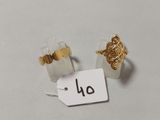 gros plan d'une paire de boucles d'oreilles sur une surface blanche