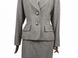 un gros plan sur un costume porté par un mannequin, un mannequin, un mannequin, un mannequin, un mannequin, un mannequin, un mannequin, un mannequin