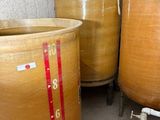 trois grands pots en bois placés les uns à côté des autres dans une pièce