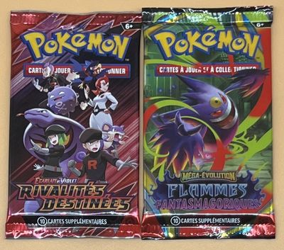 Deux paquets de cartes à collectionner Pokémon sont posés sur une table.