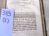 un livre ouvert sur lequel se trouve une feuille de papier