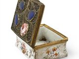 une boîte blanche décorée de fleurs bleues et roses