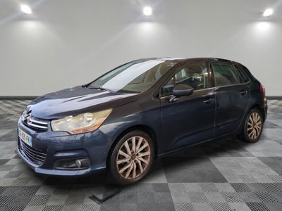 la voiture bleue est garée sur le sol en damier d'un garage