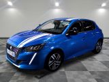une voiture bleue est garée dans une pièce au sol à carreaux