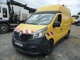 une camionnette jaune garée dans un parking