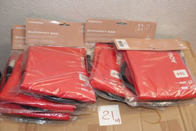 de nombreux sacs en plastique rouges posés sur une table