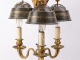 une lampe de table ancienne en laiton, dotée de trois ampoules et posée sur un pied en métal
