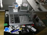 un ordinateur portable posé sur un bureau encombré