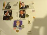 beaucoup de timbres accrochés au mur d'une pièce
