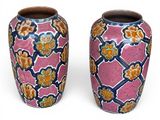 deux vases posés côte à côte sur une surface blanche