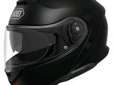 le casque est noir et comporte un étau transparent