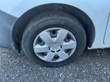 une voiture blanche qui a un pneu crevé