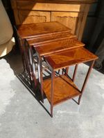 Suite de 4 tables gigogne, dessus marqueté.