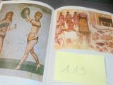 un livre ouvert sur lequel figure une photo de deux femmes en maillot de bain