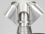 une lampe en métal posée sur une table