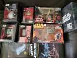 de nombreuses figurines Star Wars dans la boîte posée sur le canapé