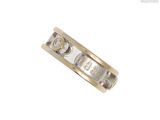 un gros plan d'une bague sertie de deux diamants sur fond blanc
