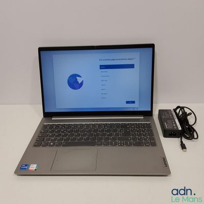 un ordinateur portable posé sur une table avec un chargeur