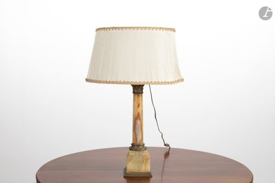 une lampe posée sur une table et munie d'un abat-jour