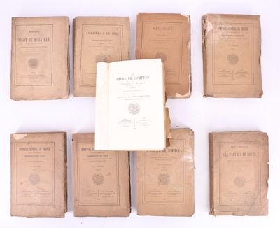 plusieurs vieux livres posés les uns sur les autres sur une table