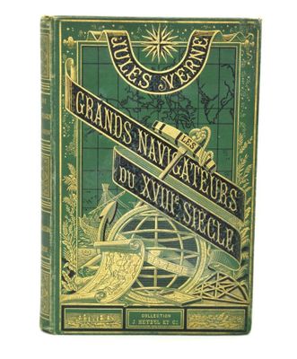 un livre vert orné d'une inscription dorée et d'un globe terrestre