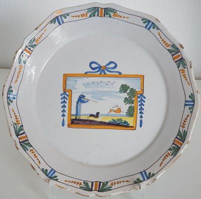 une assiette avec l'image d'un homme et d'un chien