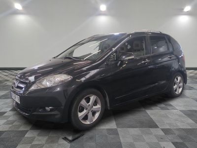 la photo d'une voiture noire garée dans un garage