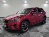 une Mazda CX-5 rouge garée sur un sol à damier