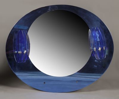 miroir circulaire bleu avec, au centre, le reflet d'un bateau