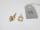 un gros plan sur une étiquette sur laquelle est accrochée une paire de boucles d'oreilles
