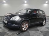 une photo d'un Nissan RAV noir sur un sol à damier