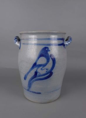un vase bleu et blanc avec un oiseau dessus