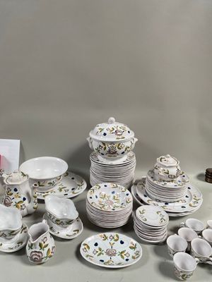 beaucoup d'assiettes et de bols sur la table