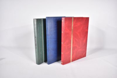 trois livres sont alignés sur une surface blanche