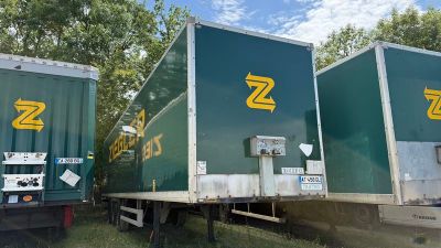 deux semi-remorques verts garés l'un à côté de l'autre