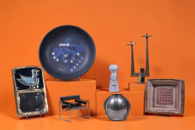 de nombreux objets posés sur une surface orange