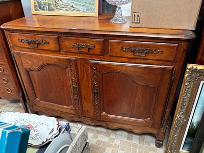 une photo d'une commode sur laquelle est posé un tableau